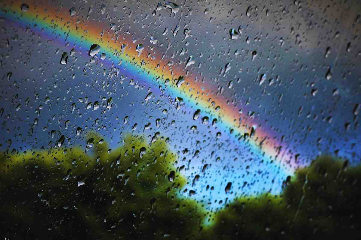 Arcobaleno spunta tra le nuvole