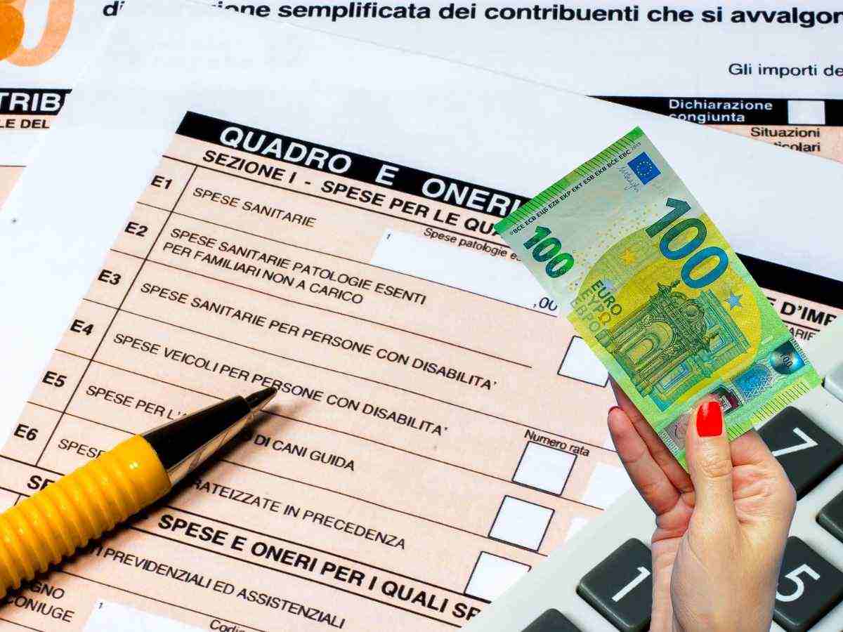 Modello 730 mano tiene banconota 100 euro