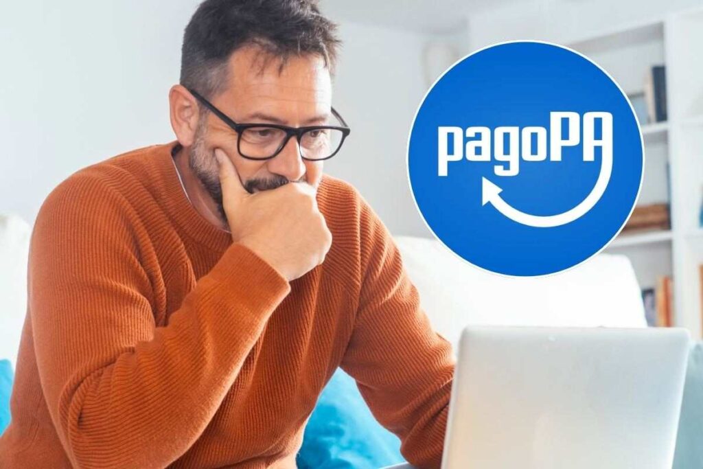 uomo al pc e logo pagopa