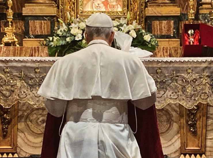 Il Papa raccolto in preghiera