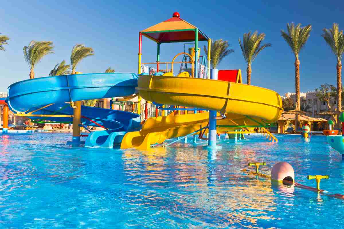 un parchi acquatico con piscine e scivoli