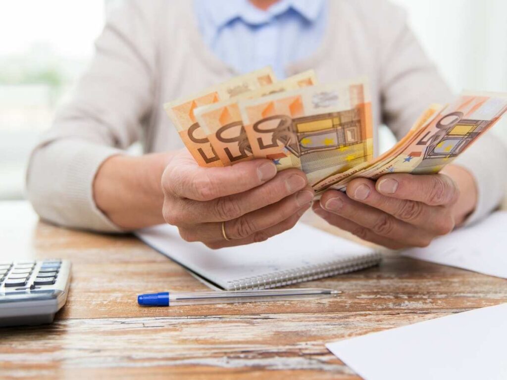 Anziano conta soldi banconote euro