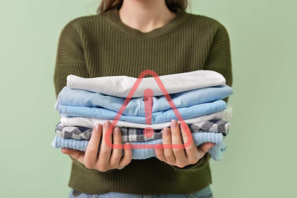 Vestiti puliti in mano ad una donna