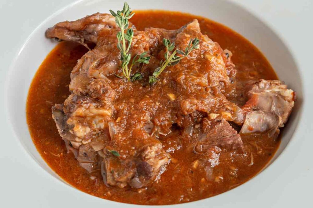 piatto con pecora alla cottora tra i piatti tipici de L'Aquila