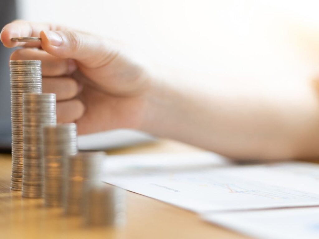Donna conta soldi monete
