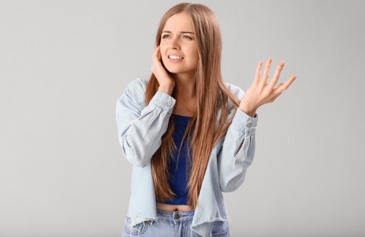 Donna che non tollera i rumori