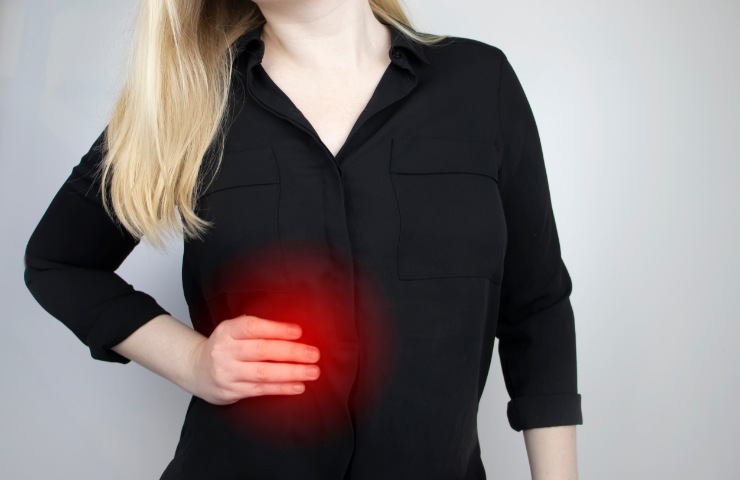 donna che si tiene un fianco