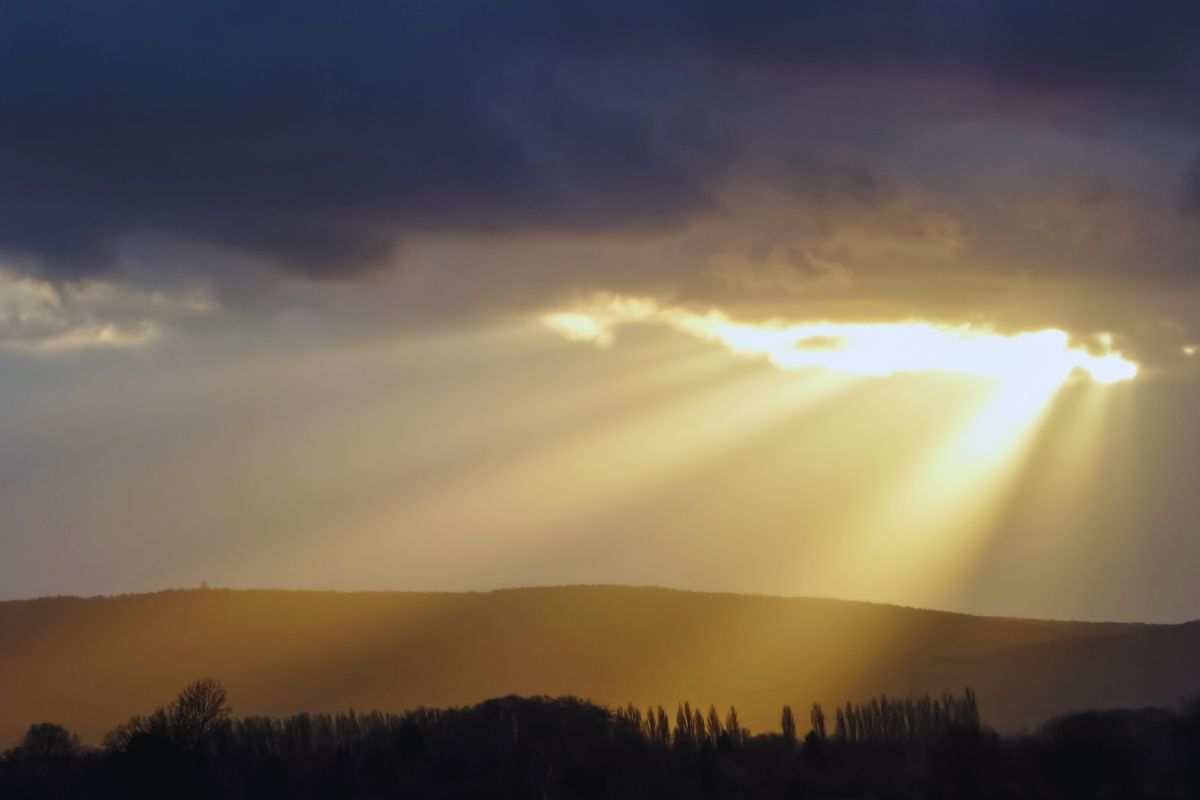 raggio di luce che sbuca tra le nuvole