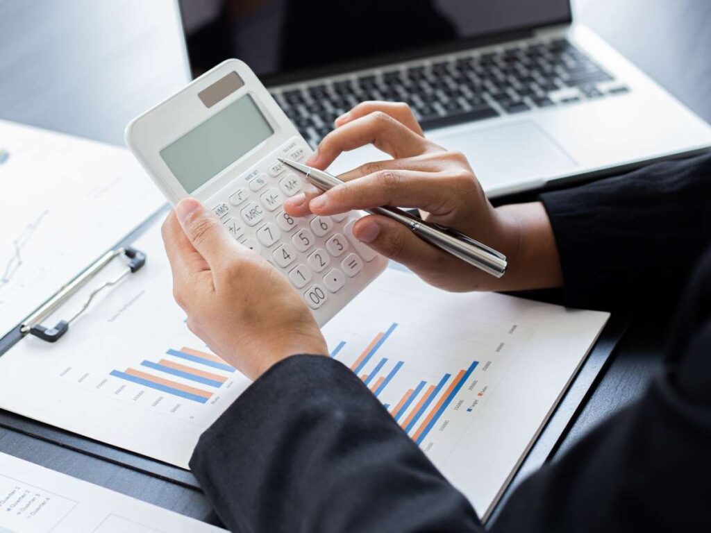 Uomo effettua calcoli calcolatrice