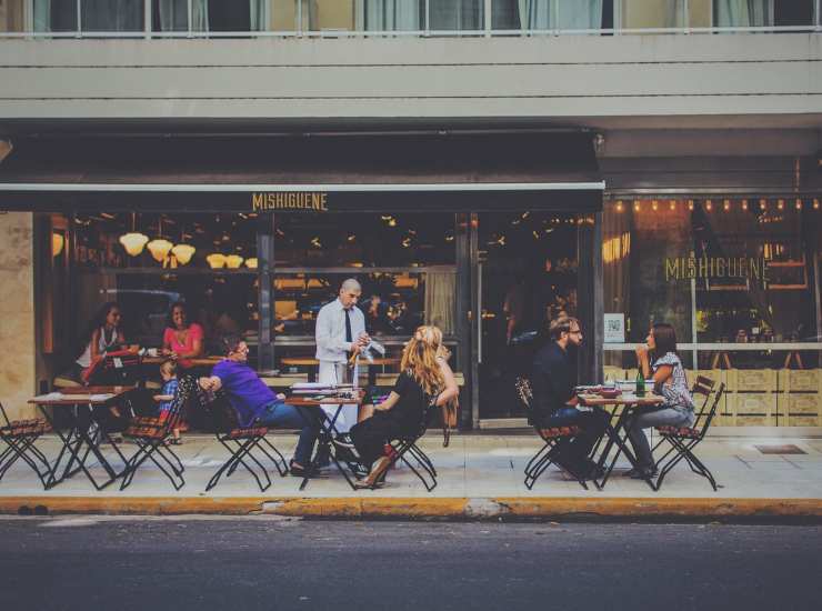 Un ristorante all'aperto