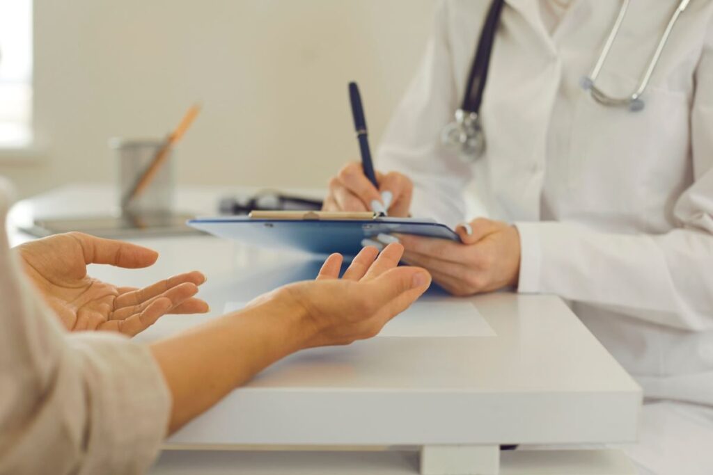 Un medico insieme ad una paziente