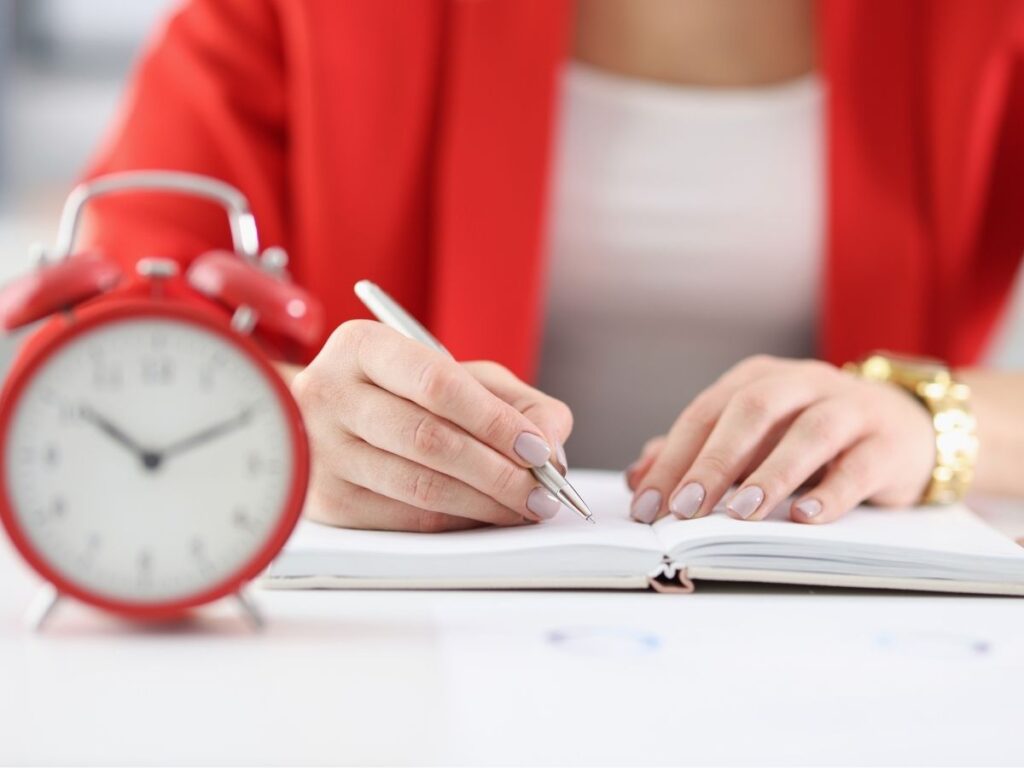 Lavoratrice scrive agenda sveglia