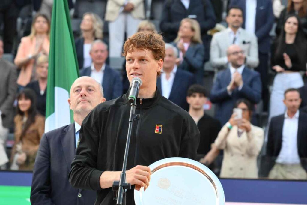 Jannik Sinner parla al microfono