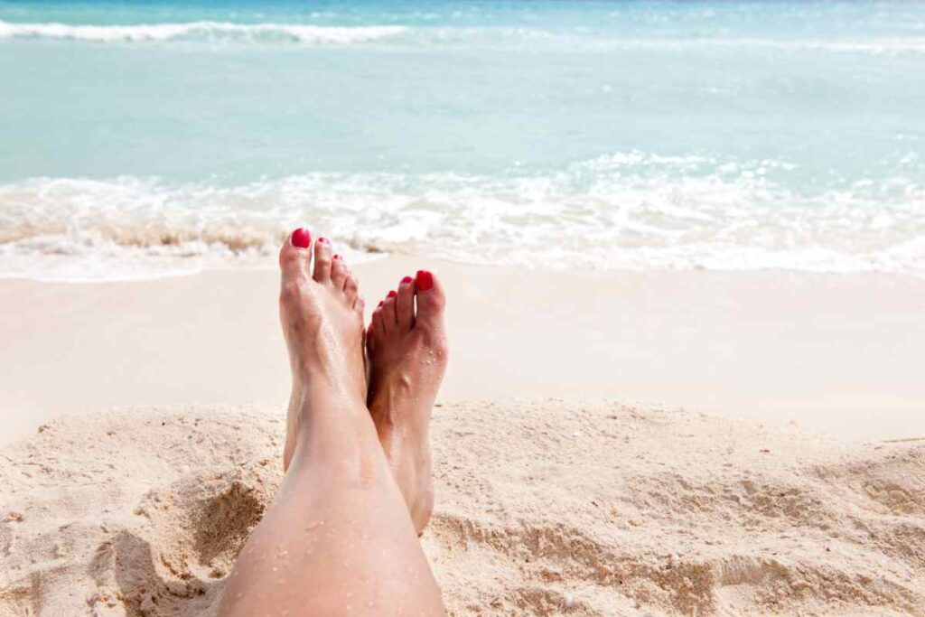 piedi sulla spiaggia naturista in Abruzzo in riva al mare