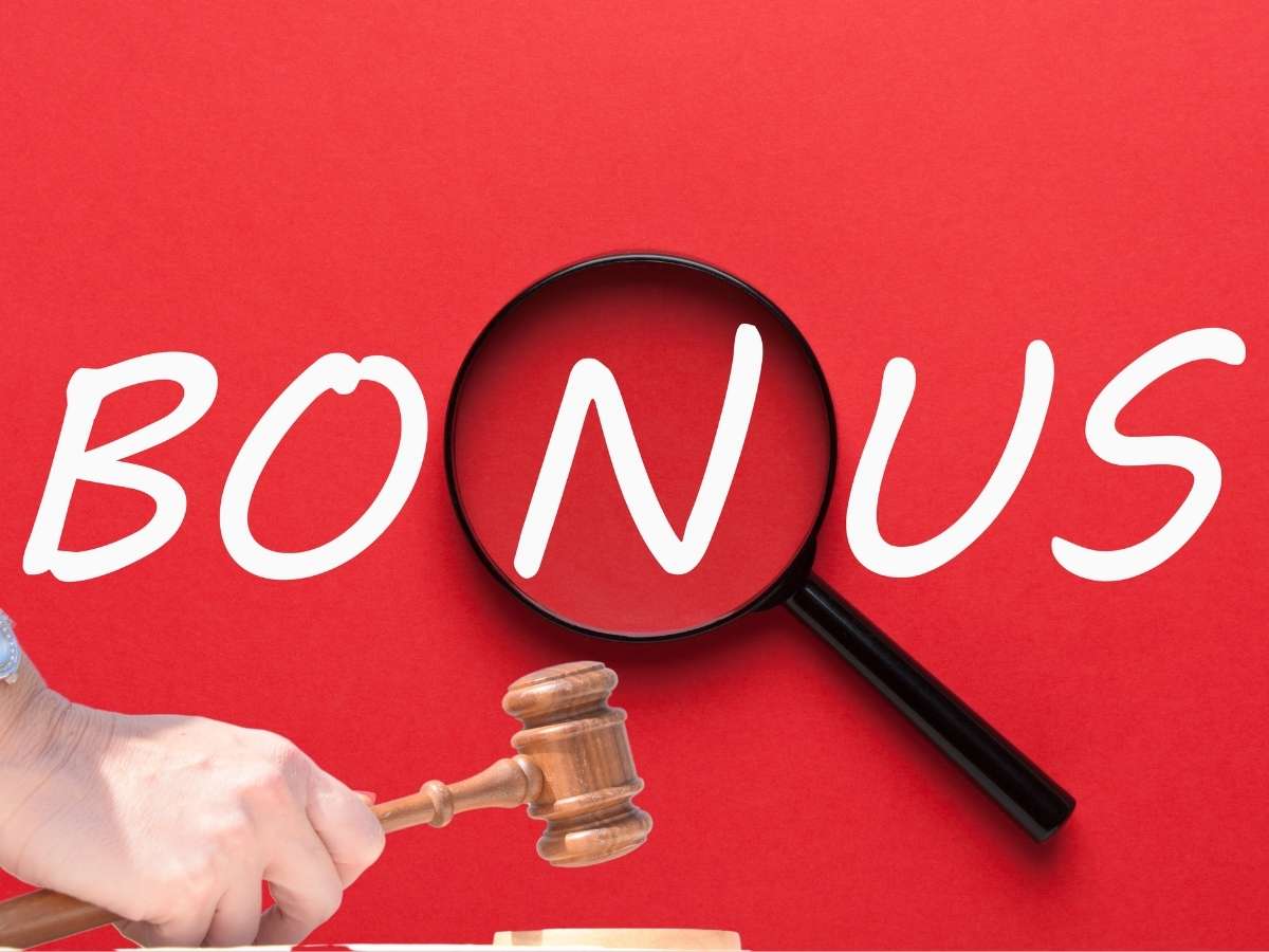 Scritta bonus lente di ingrandimento martello tribunale