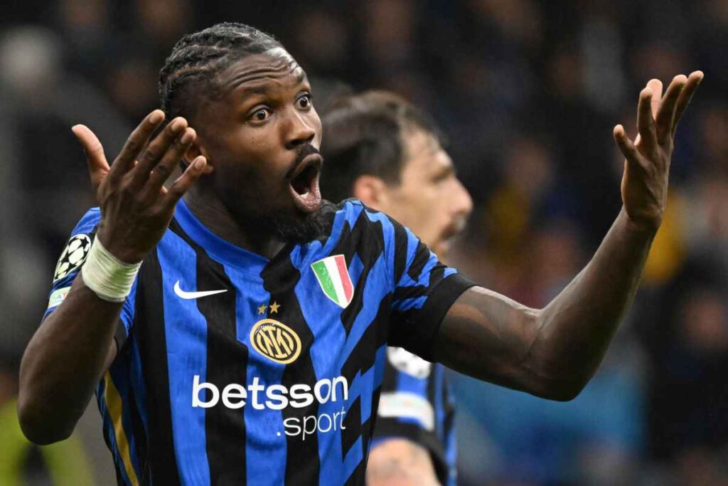 Marcos Thuram gesticola in campo