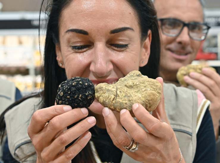 I tartufi in mano ad una donna