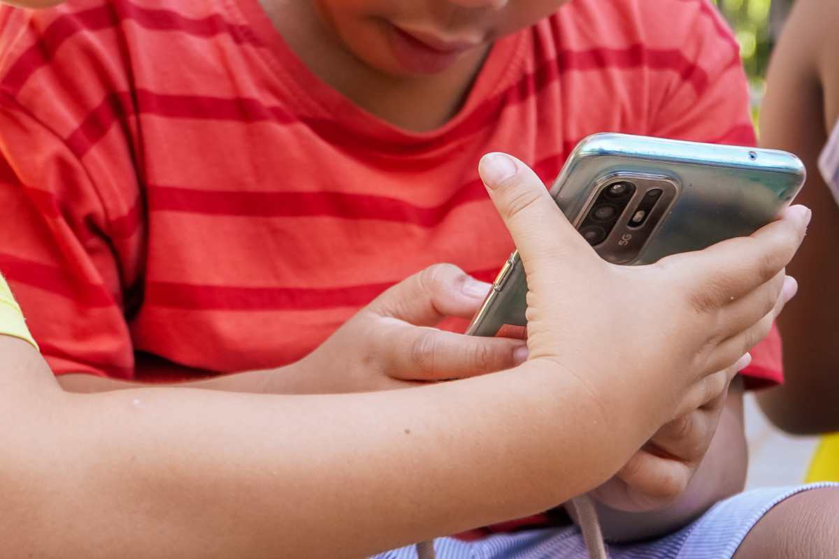 Bambini con il telefono