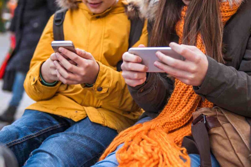 Bambini con il telefono