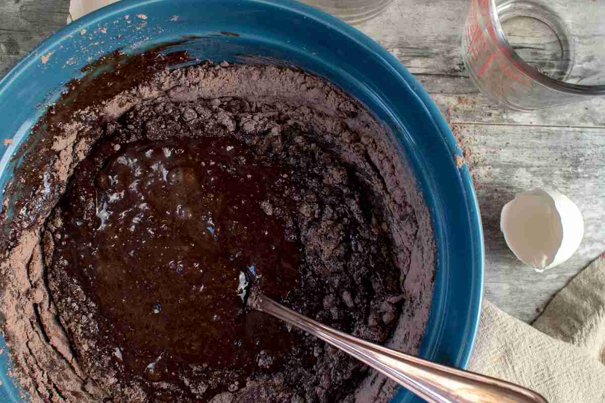 Una ciotola con un impasto per la torta del lupo