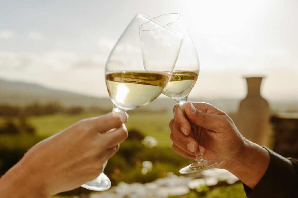 coppia brinda con due calici di uno dei vini bianchi abruzzesi migliori