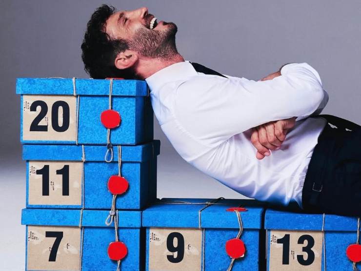 stefano de martino con i pacchi di affari tuoi 