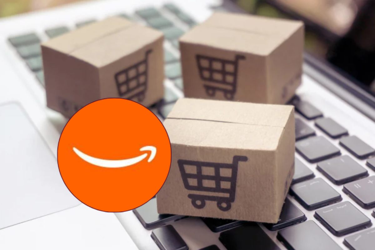 tastiera pc con pacchi in miniatura e logo amazon