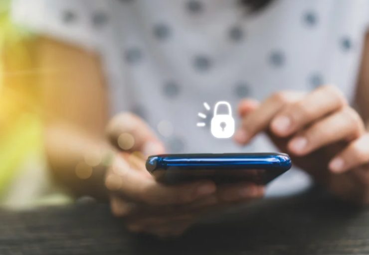 persona che utilizza smartphone 