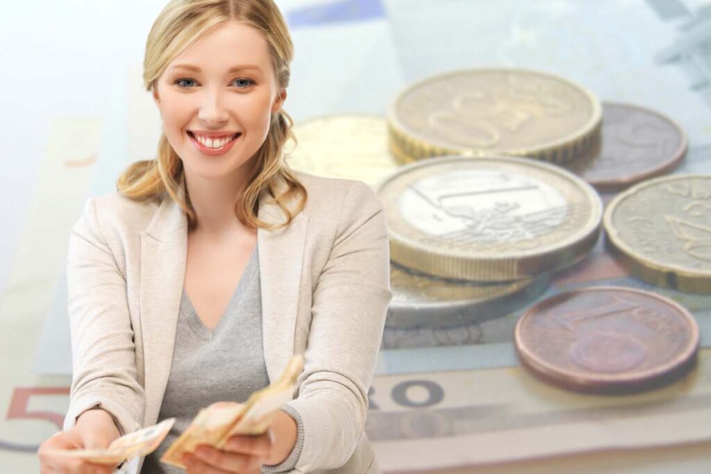 donna e con soldi sullo sfondo