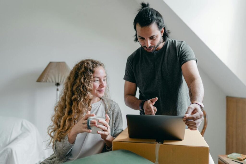 uomo e donna che guardano qualcosa al computer