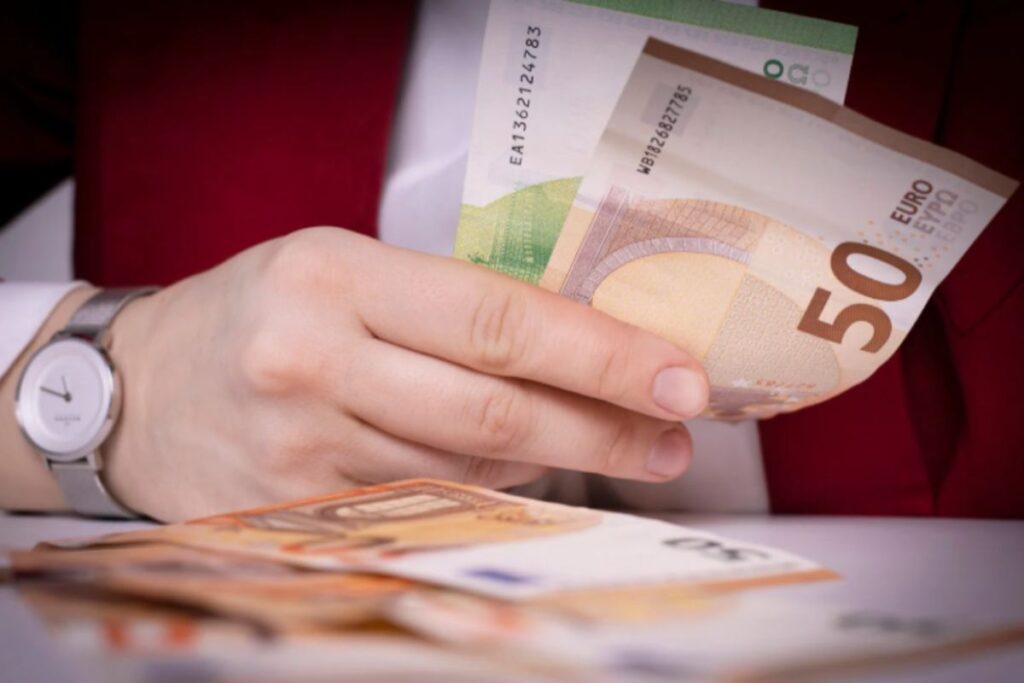 uomo con delle banconote di euro in mano