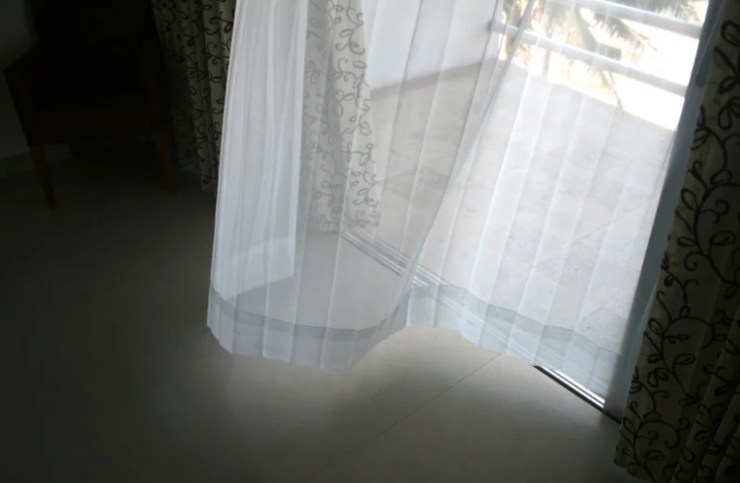 brezza che fa dondolare una tenda