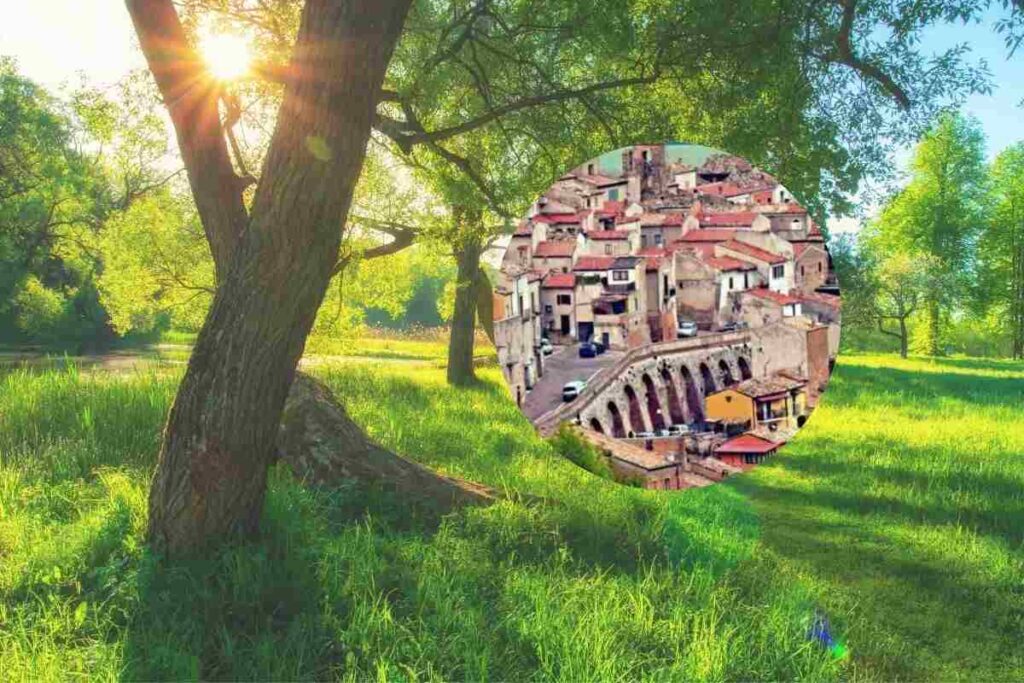 natura rigogliosa e un borghetto in un cerchietto