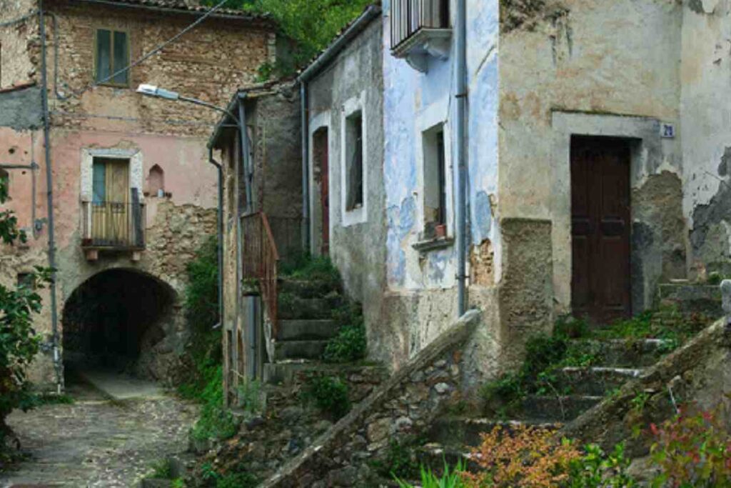 un borghetto con case caratteristiche