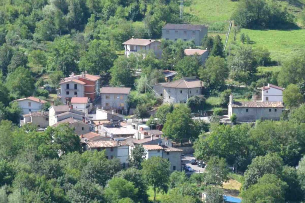 delle case arroccate su una collina