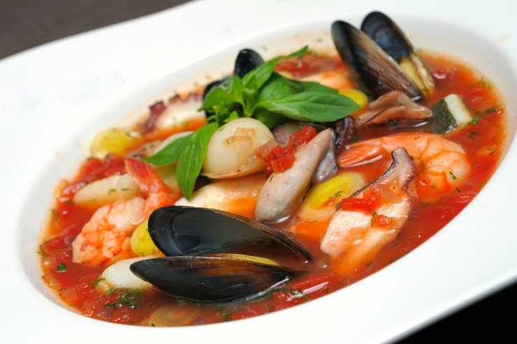 piatto con il brodetto di pesce sugoso