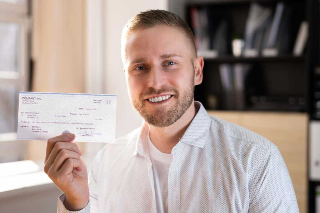 uomo con busta paga in mano