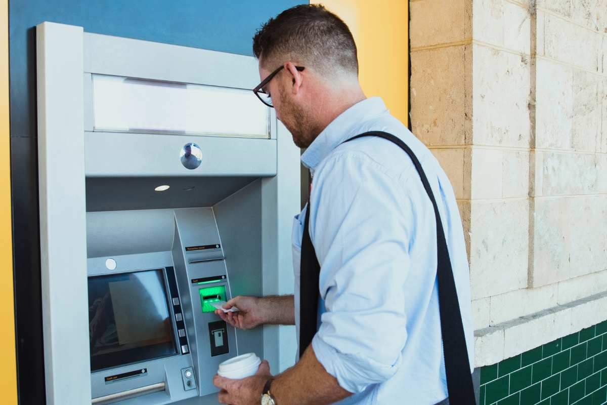 uomo al bancomat