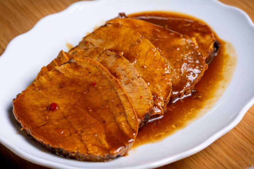 fettine di carne arrosto nel piatto col sughetto