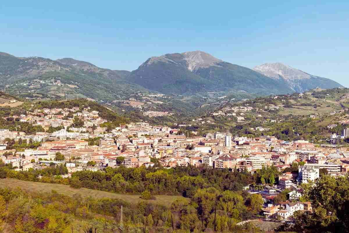 un paesino in una vallata