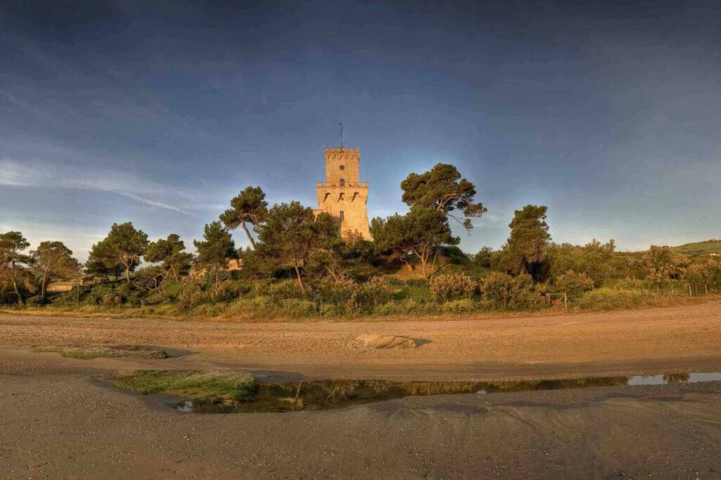 un paesaggio e una torre