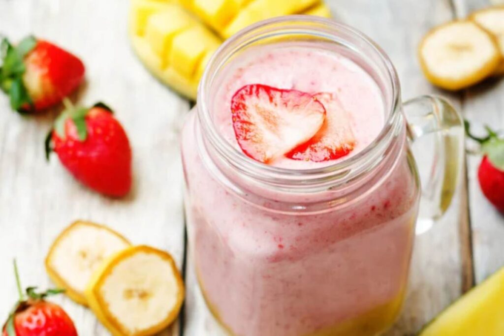 barattolo di vetro con frullato di fragole
