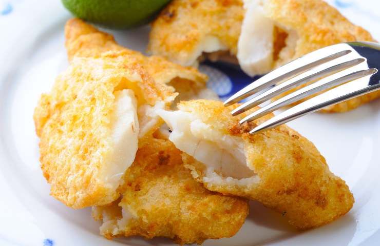 pezzi di pesce fritto in un piatto con forchetta
