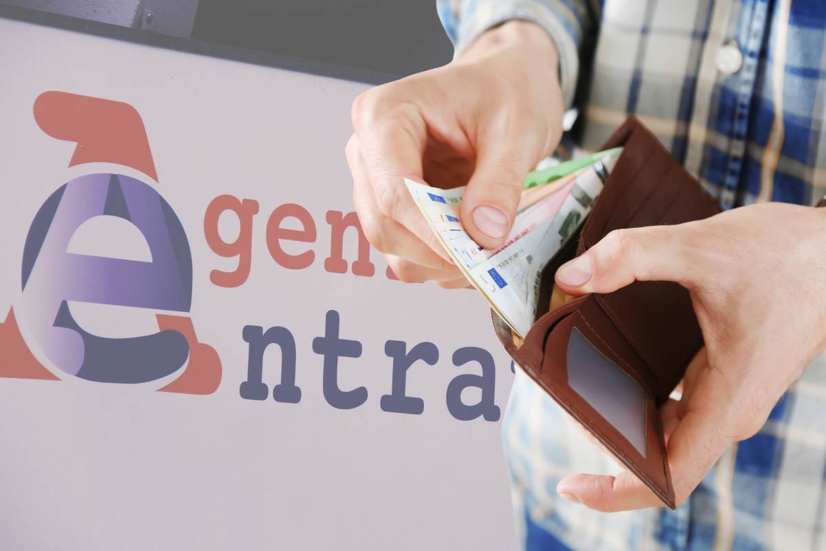 prendere soldi nel portafoglio e logo Agenzia delle Entrate