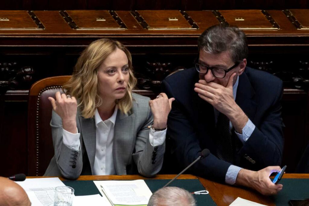 giorgia meloni in parlamento seduta accanto al ministro dell'economia giancarlo giorgetti