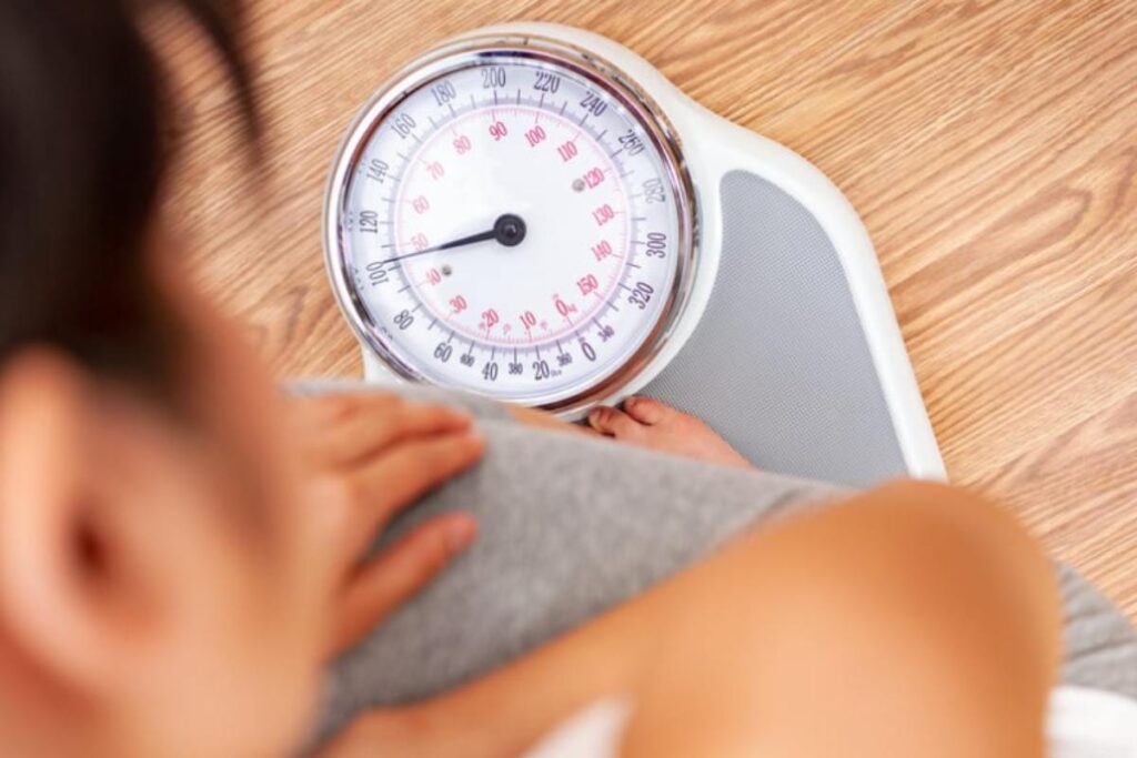 donna china sulla bilancia