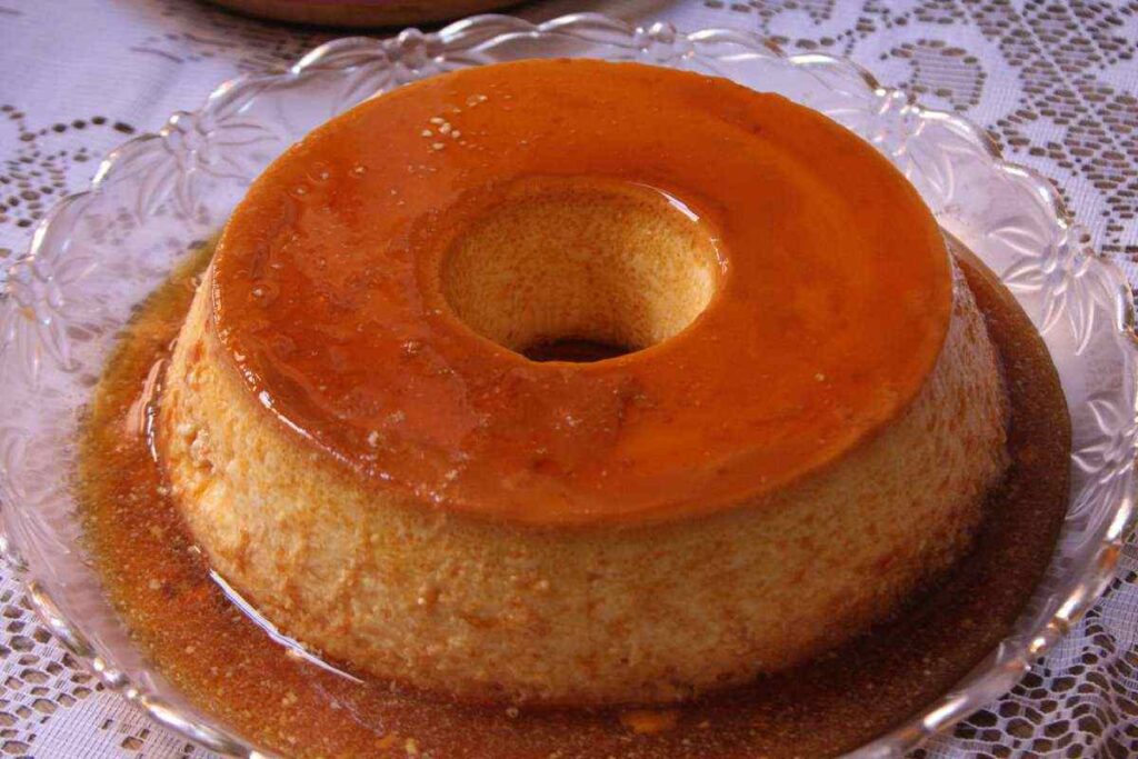 torta budino in un vassoio