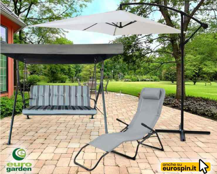 sdraio, dondolo e ombrellone in giardino