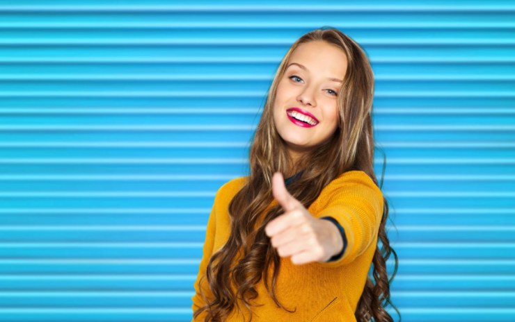 donna sorridente con un pollice rivolto verso l'alto