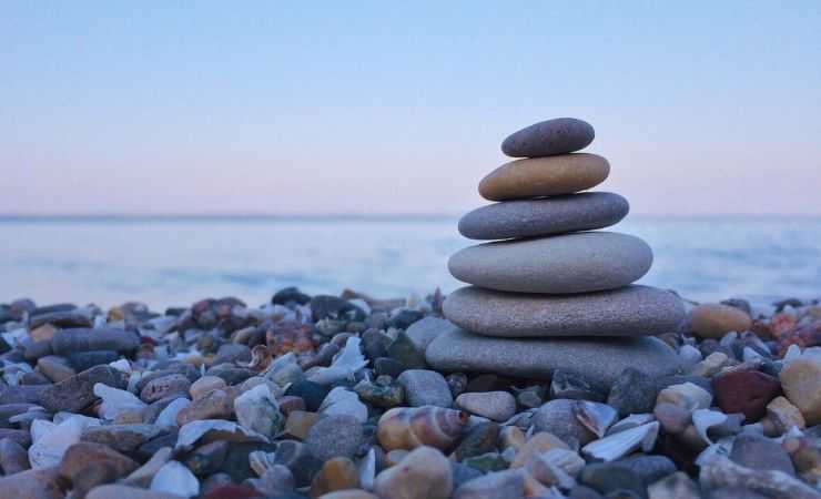 veduta del mare e dei sassi